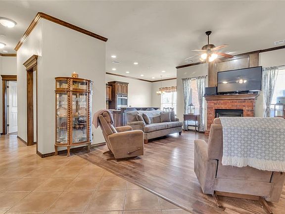 5th image of 566 W Hunters Court Way
