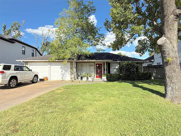 1434 Glourie Dr — Photo 1