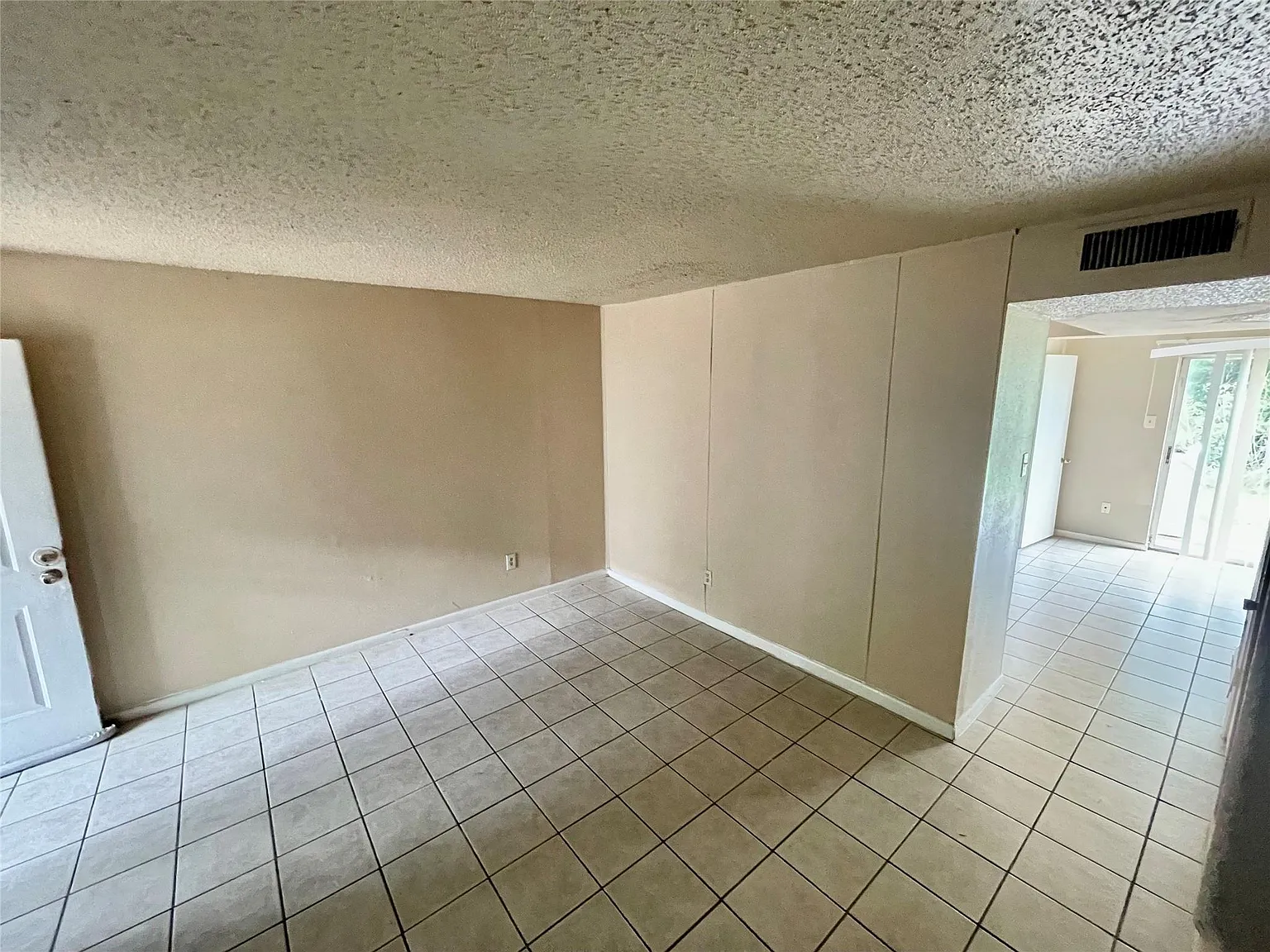 2 bed, 1.0 bath, 4932 sqft, $950 — Photo 2