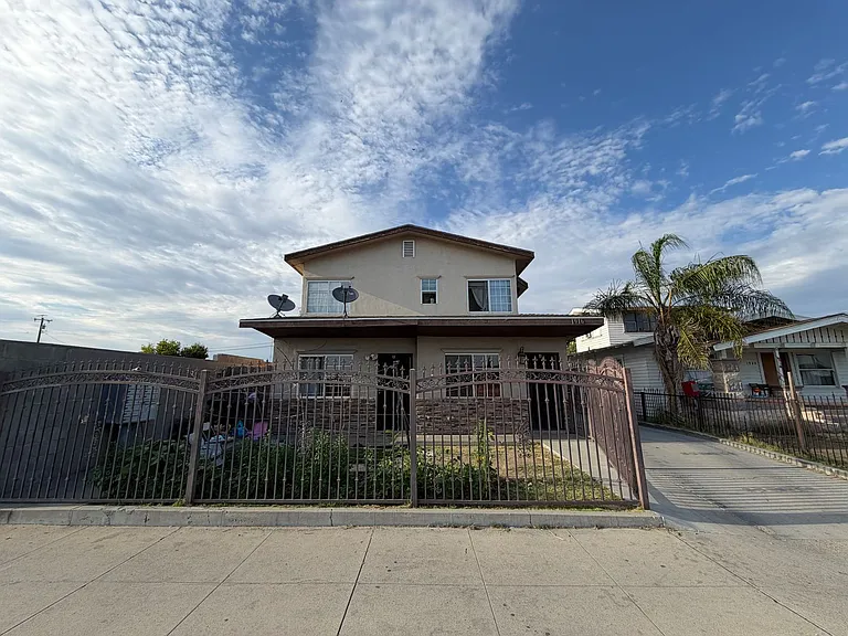 1916 Niles St — Photo 1