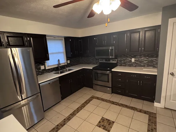 11311 Queens Dr, Omaha, NE 68164