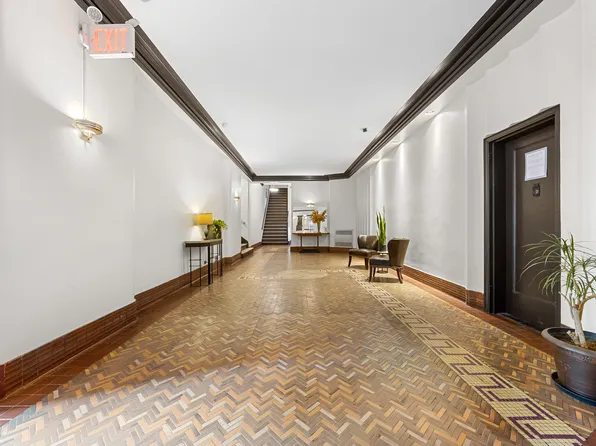 601 Pelham Parkway North image 16 of 22