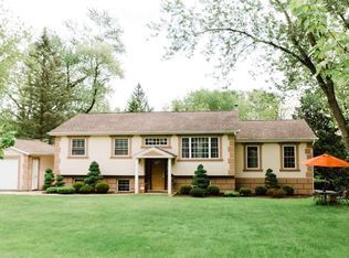 8906 McKinley Dr, Barrington, IL
