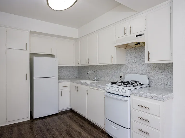 Park Manor Apartments — Photo 11