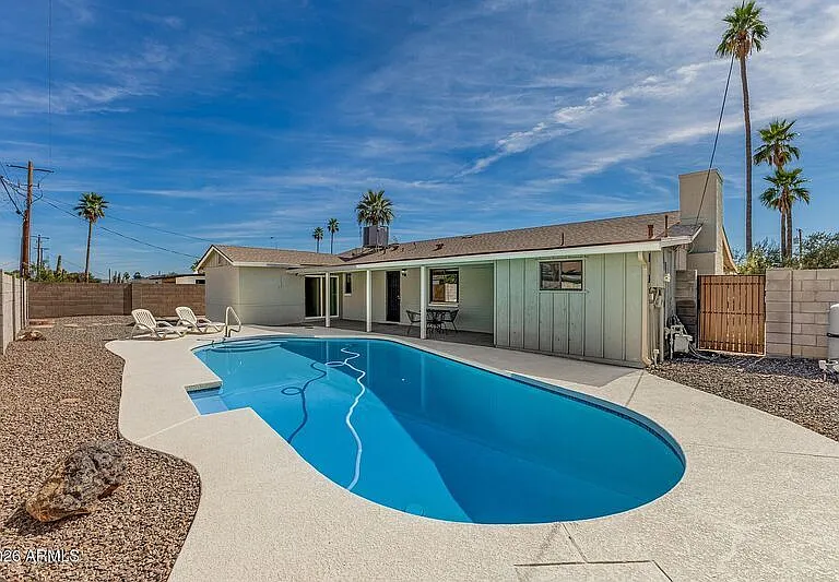 220 E McKinley St — Photo 1