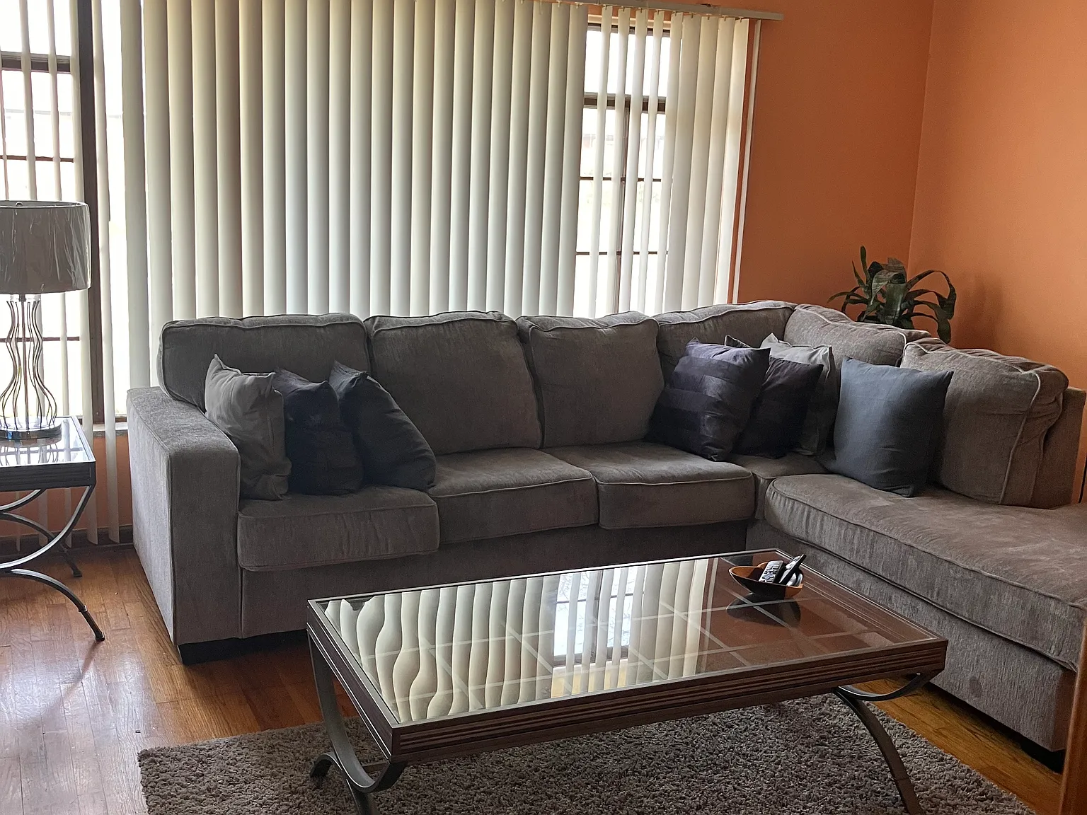 3 bed, 1.5 bath, 1276 sqft, $1,000 — Photo 2
