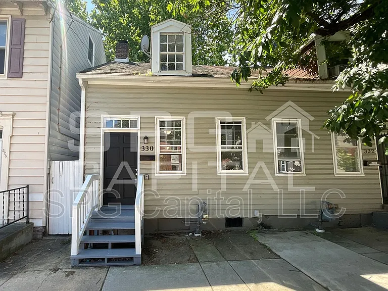330 W King St — Photo 1