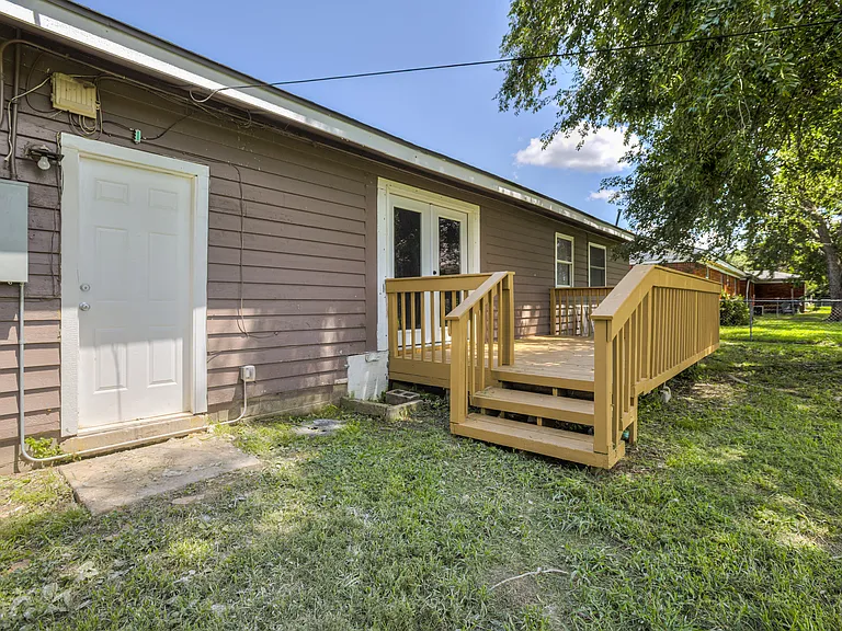 409 NE Myers Ave — Photo 16