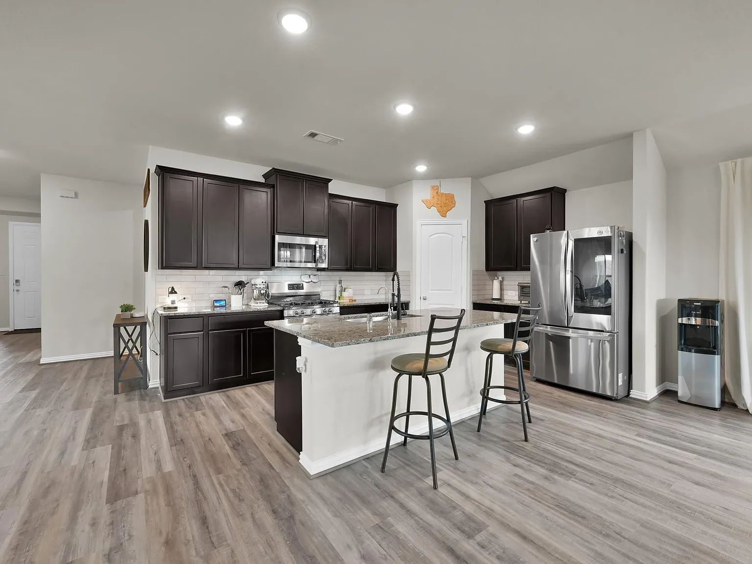 3 bed, 2.0 bath, 2010 sqft, $2,300 — Photo 2