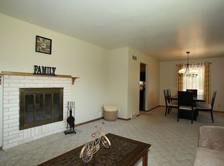 526 Woodridge Dr, Grafton, WI 53024