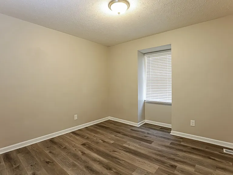 1398 Lakeview Pkwy — Photo 12