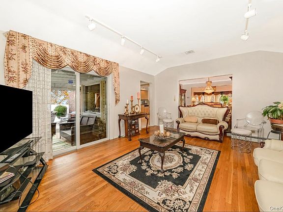 5th image of 824 Lawrence Court