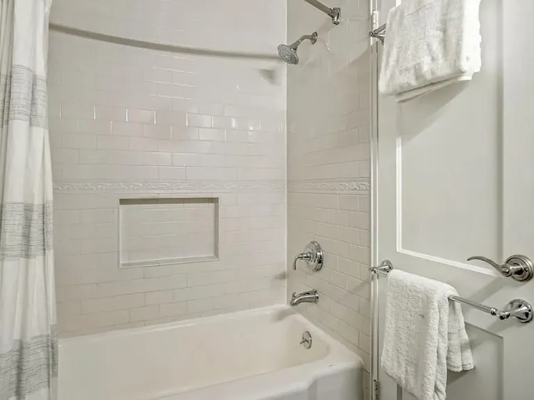 4225 N Henderson Rd #204 — Photo 13