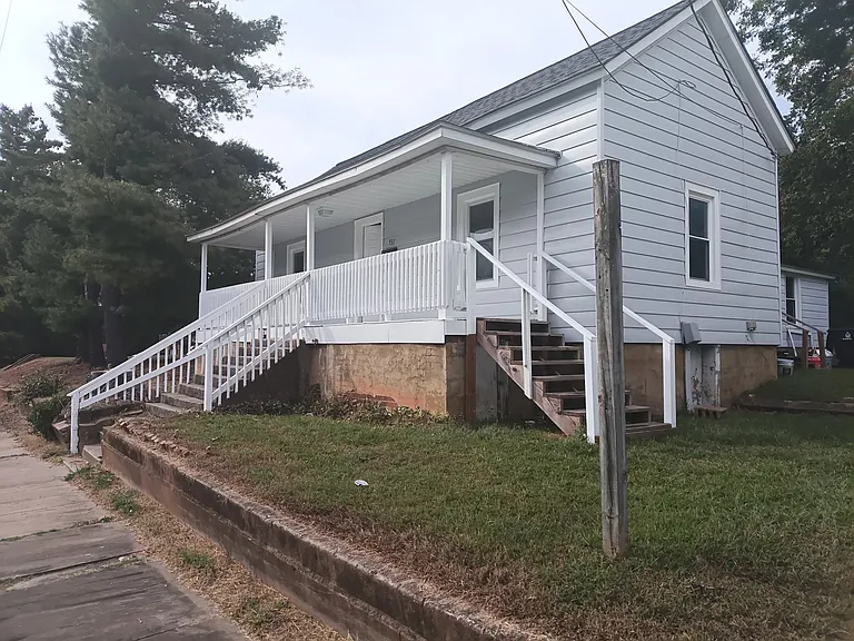 931 Albert St — Photo 2