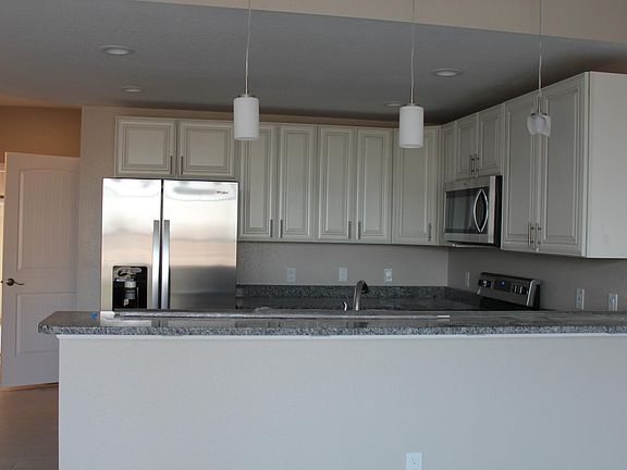 Modern kitchen in white/greys with breakfast bar
