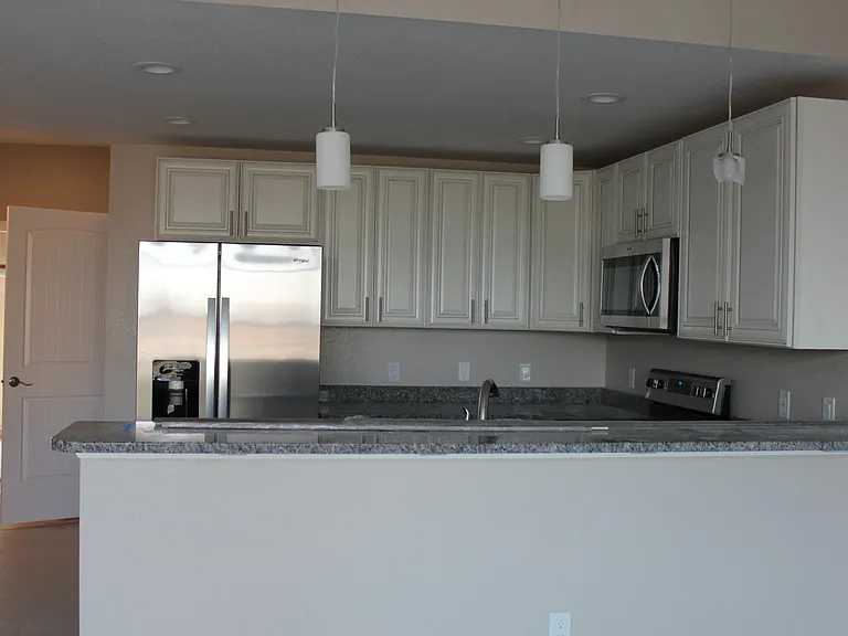 Modern kitchen in white/greys with breakfast bar