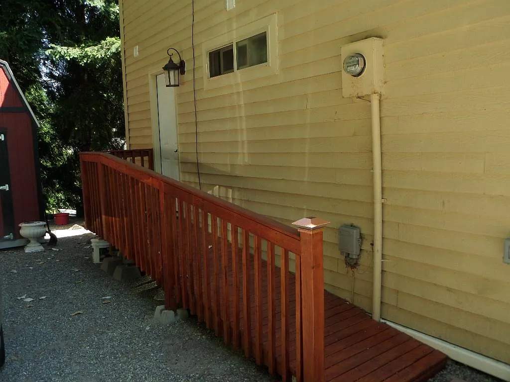 Building Photo - 14610 NE 8th St #STUDIO