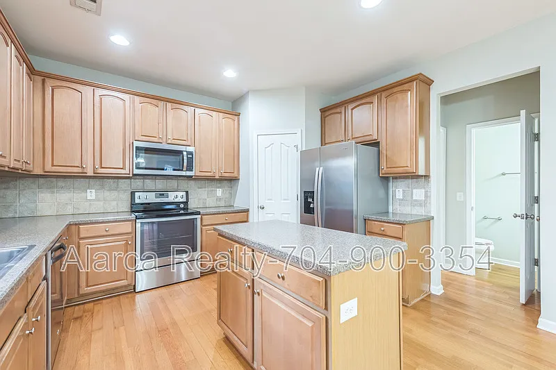 4 bed, 2.5 bath, 2600 sqft, $2,685 — Photo 3