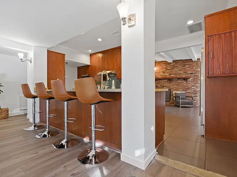 23057 Sylvan St — Photo 4