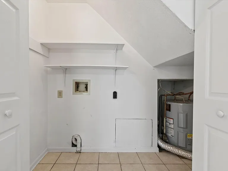 921 Kingsbury Dr #C — Photo 23