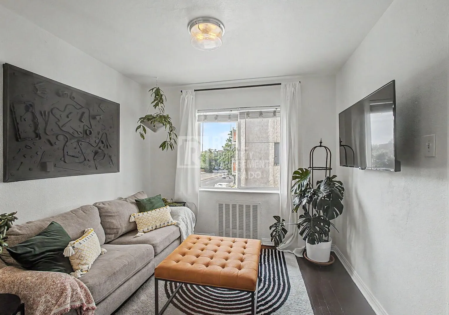 Charming 2-Bedroom Condo in Hale — Photo 2