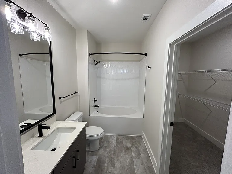 District at Riverside Apartments — Photo 71
