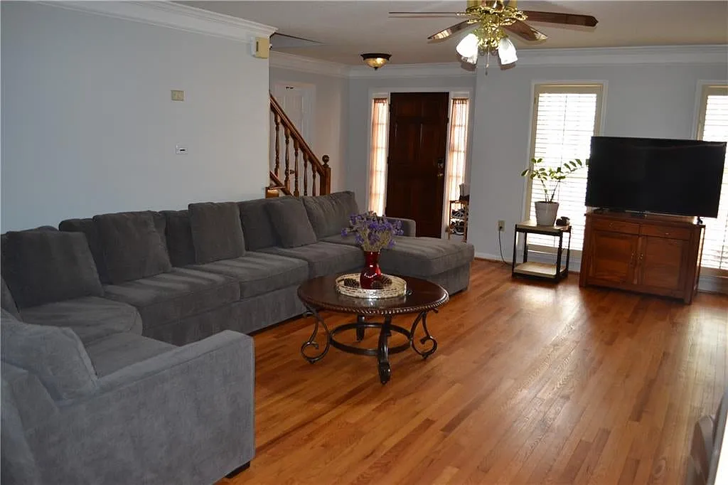 4 bed, 2397 sqft, $2,700 — Photo 4