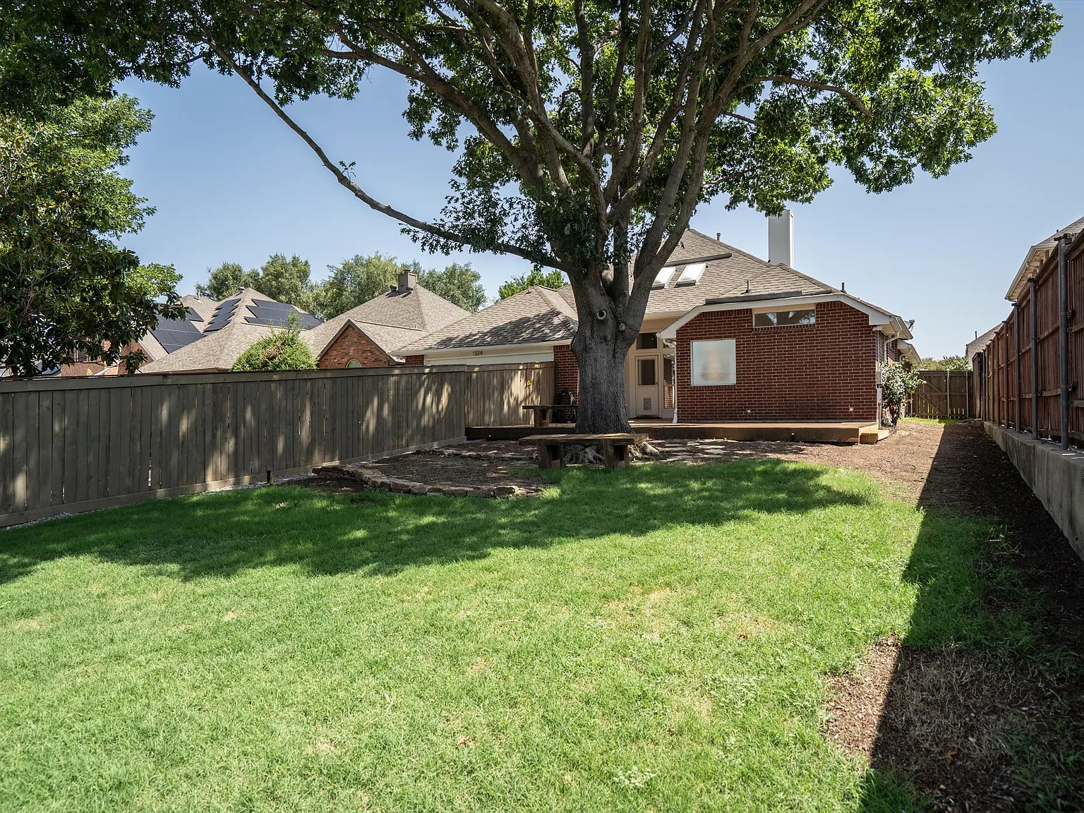 4 bed, 2569 sqft, $3,200 — Photo 3