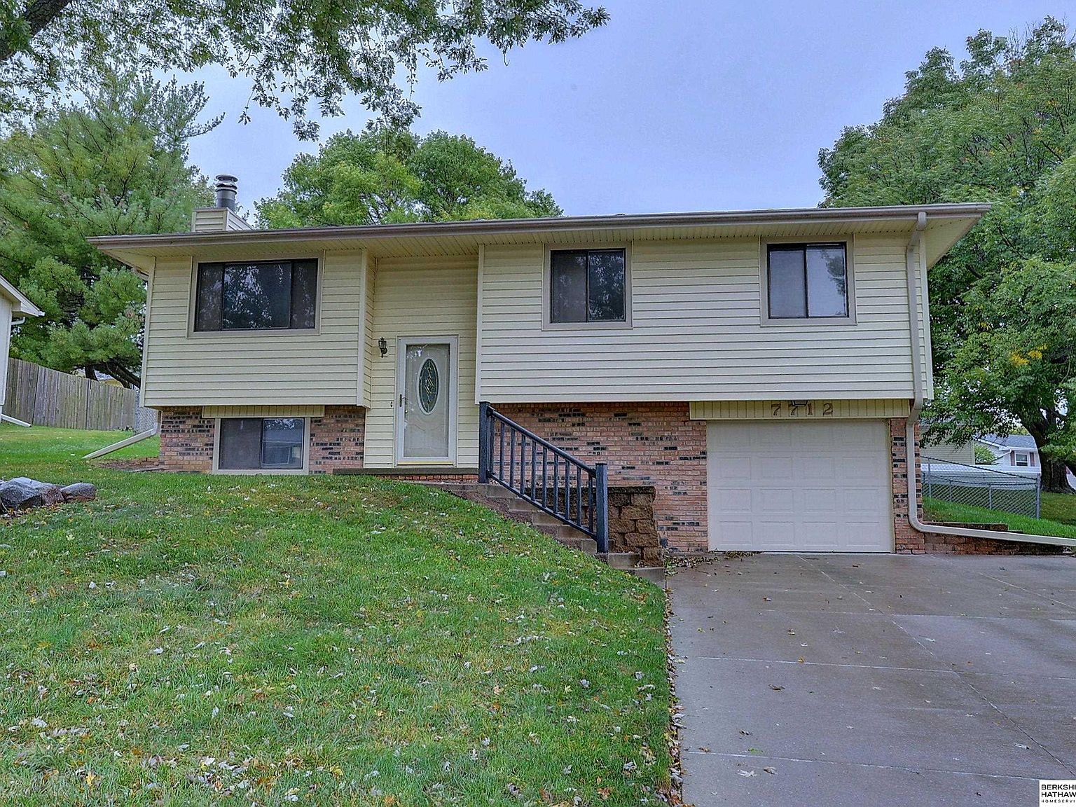 7712 Cottonwood Ave, La Vista, NE 68128 | Zillow