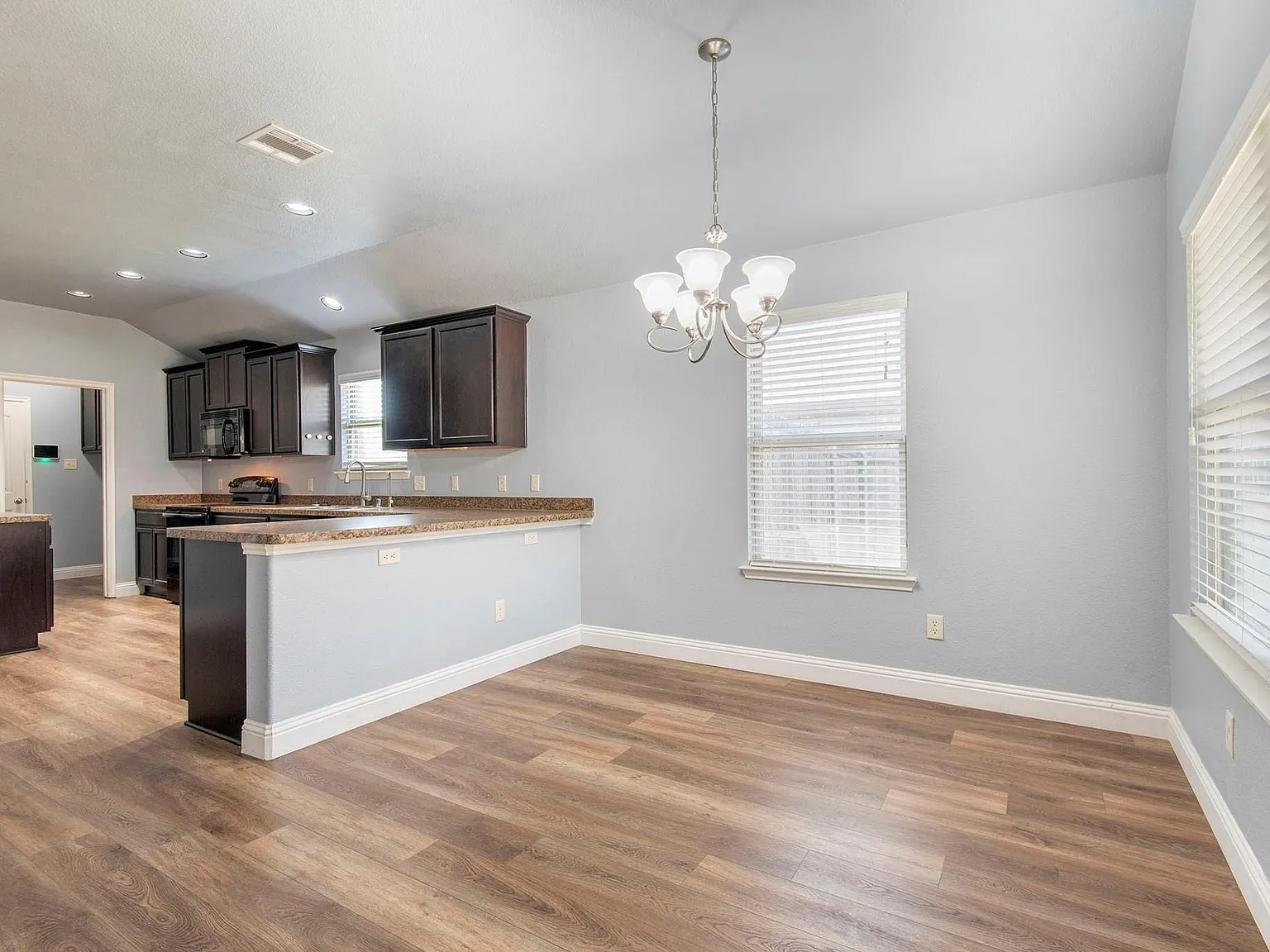 4 bed, 2.0 bath, 1630 sqft, $1,950 — Photo 2