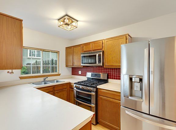 5th image of 690 Canterbury Dr
