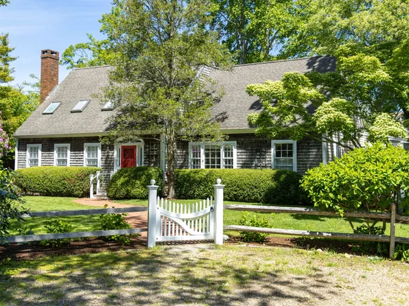 21 Woodlawn Ave, Tisbury, MA 02568