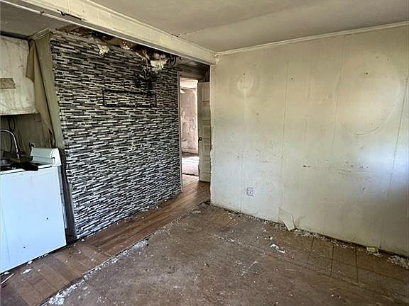 2nd image of 2440 Cedar Rd APT B