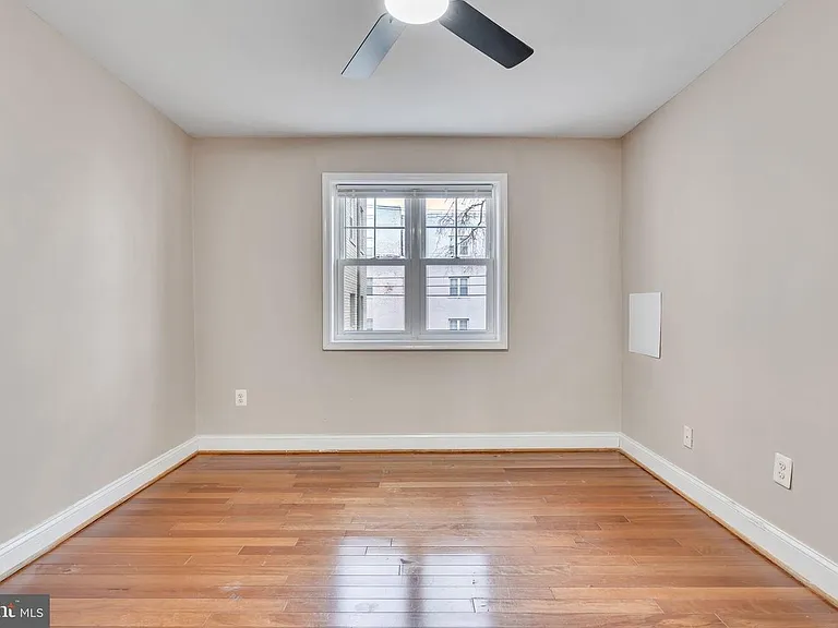 912 Barnaby St SE #101 — Photo 16