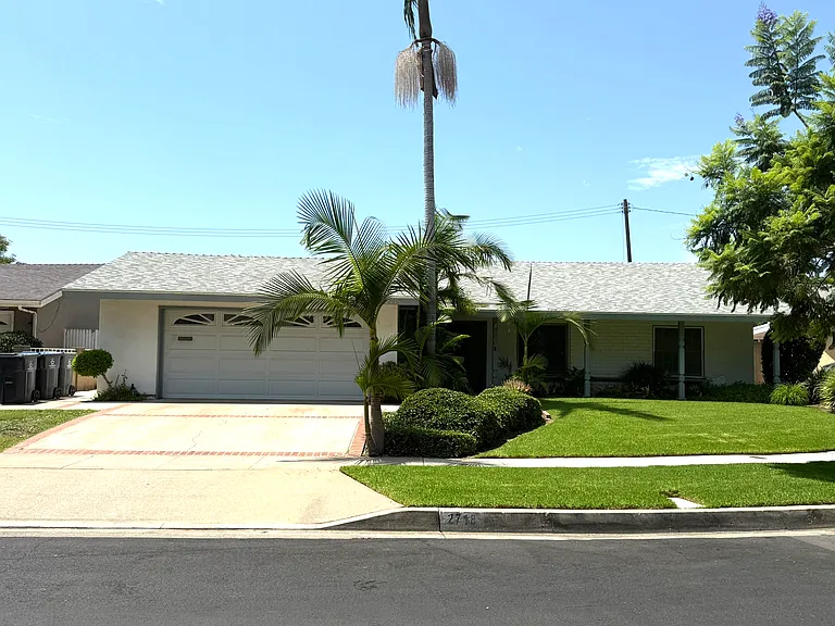2718 N Linwood St — Photo 1