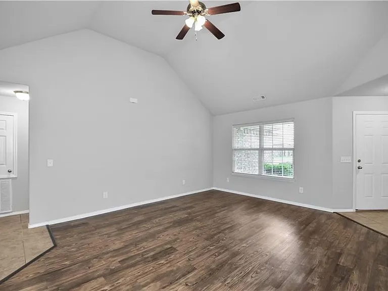 1240 Lariat Dr — Photo 3