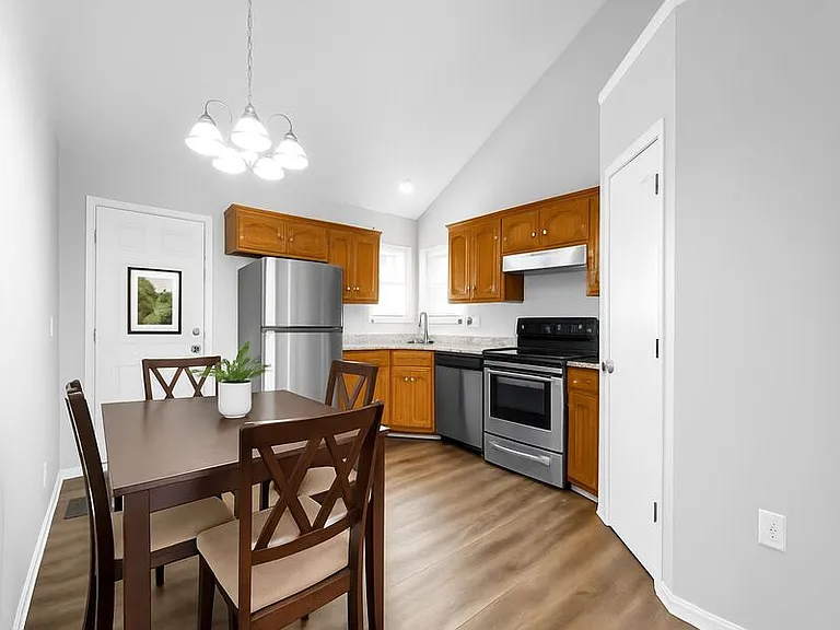 1020 NE Queens Ct — Photo 6