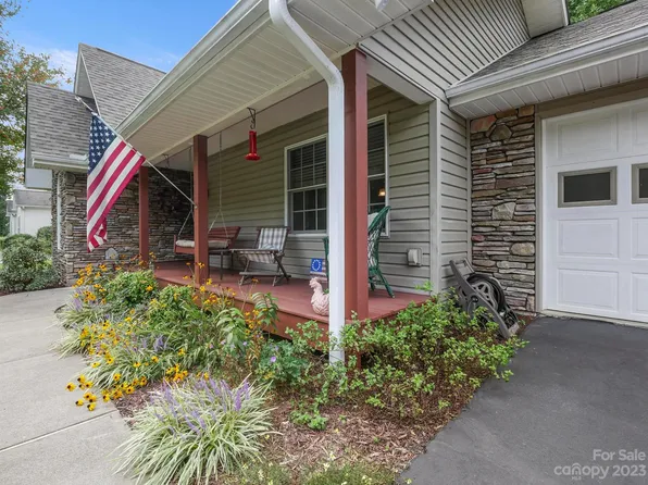 92 S Briarcreek Ct, Hendersonville, NC 28739