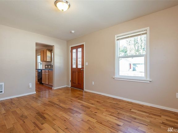 3rd image of 2951 38th Ave NE