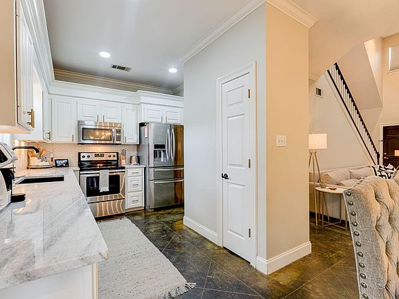 2nd image of 8 Knollwood Ln