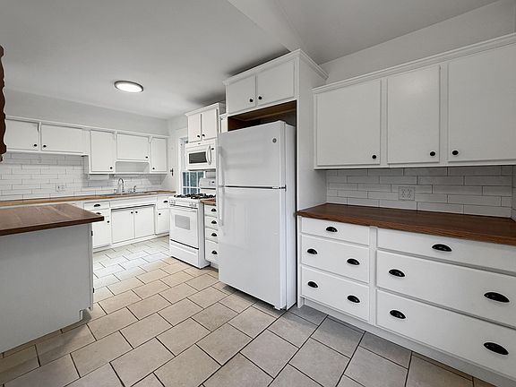 2nd image of 52 Deerpath Rd