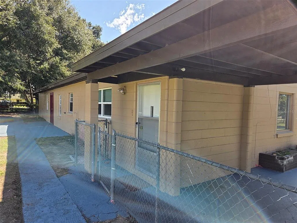 3 bed, 1.0 bath, 888 sqft, $2,000 — Photo 4