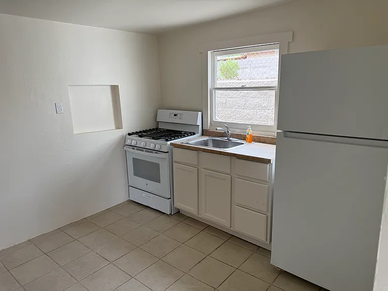 611 S 12th Ave — Photo 8