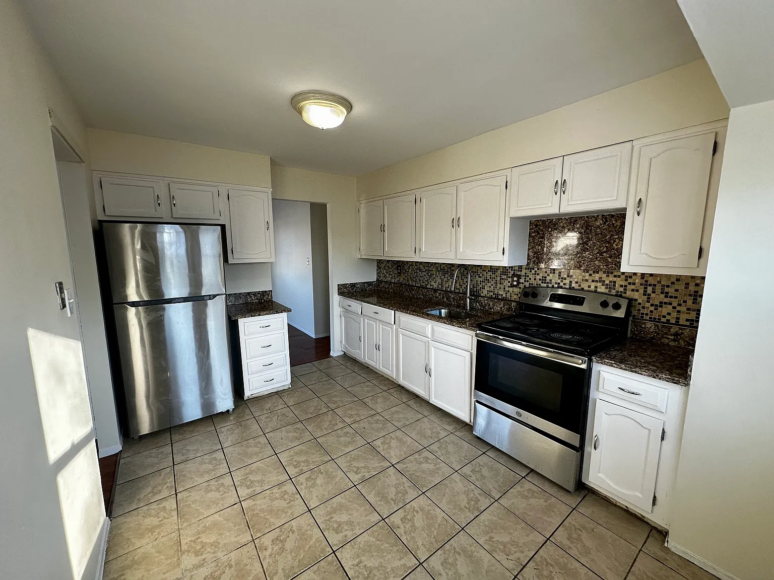 5 bed, $3,900 — Photo 1