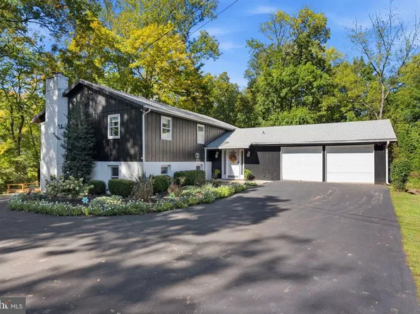 4822 Perkiomen Creek Rd, Schwenksville, PA 19473