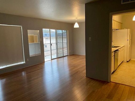 5th image of 1811 Stoney Brook Dr APT 202