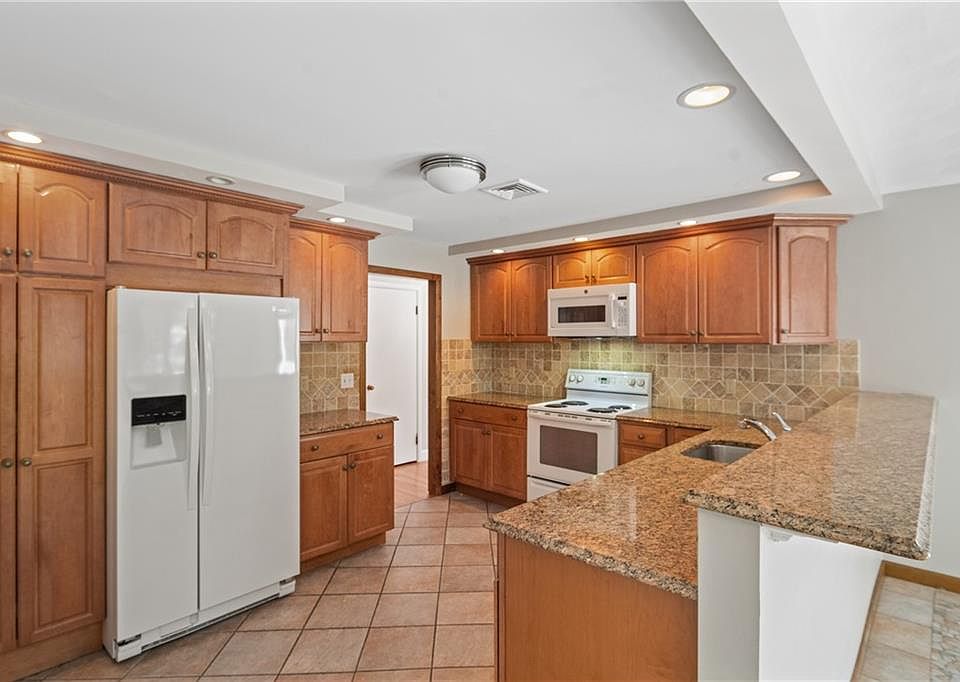 417 Squantum Dr, Warwick, RI 02888 Zillow