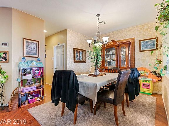 4th image of 908 E El Campo Grande Ave