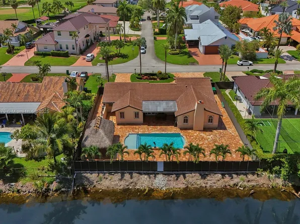 7135 N Augusta Dr, Hialeah, FL 33015