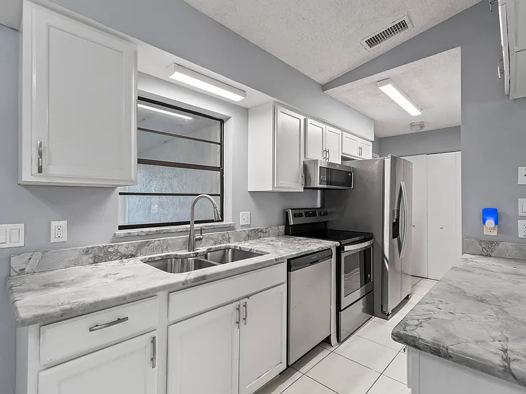 1205 S Flagler Ave — Photo 15